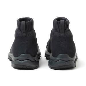 ミズノ×ノンネイティブの“オールブラック”スニーカー、ゴアテックス