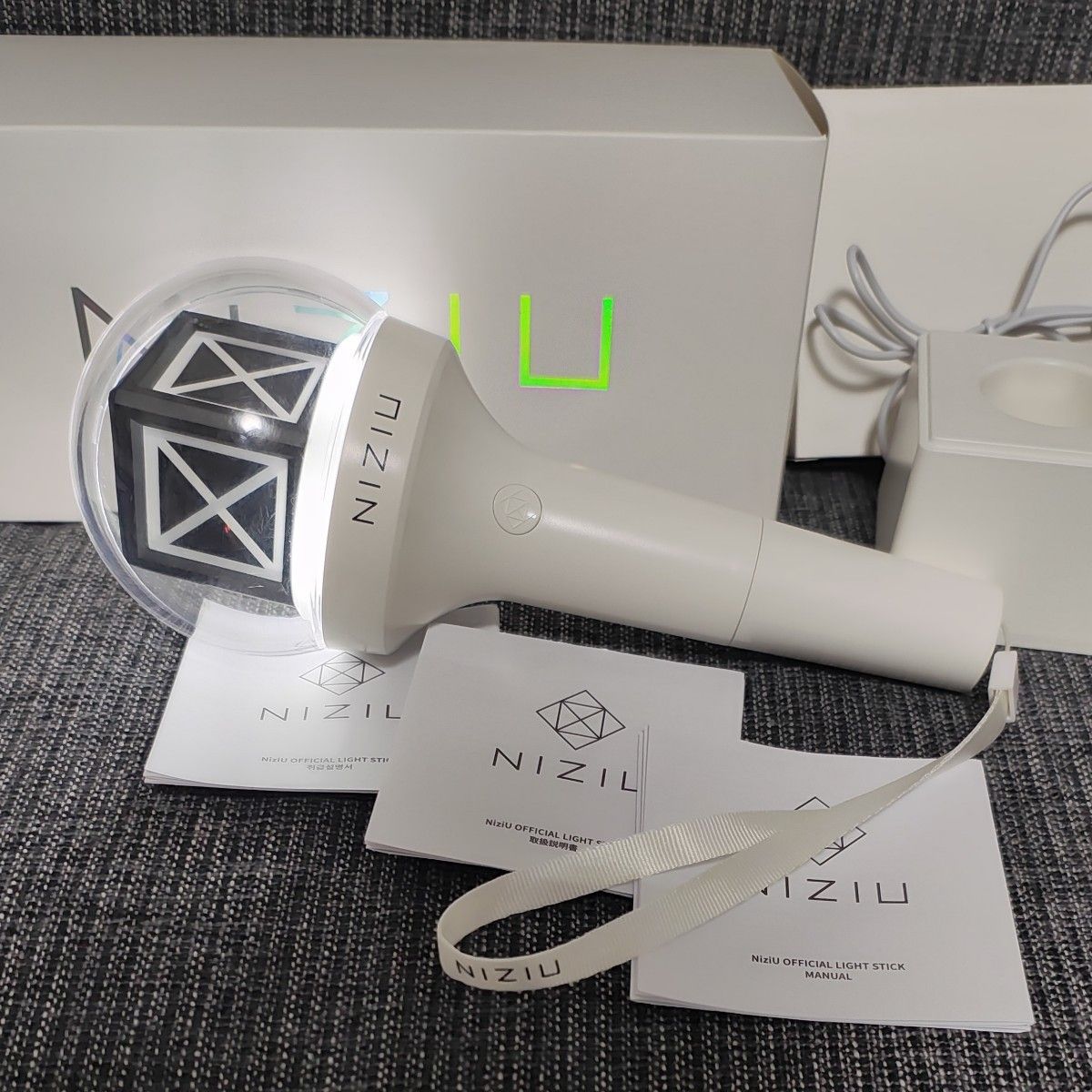 現在売切の為に購入不可 NiziU OFFICIAL LIGHT STICK ペンライト 公式