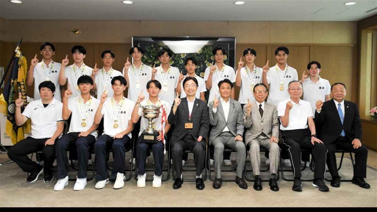 鎮西男子バレーボール部が優勝報告 4年ぶりインターハイ制覇で木村