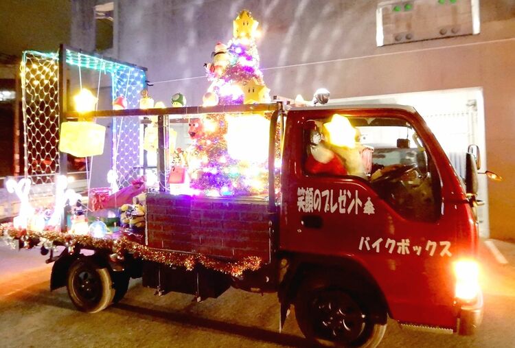 走る電飾 夢届けるサンタ 「少しでも明るい気持ちで年越しを」 浦添の