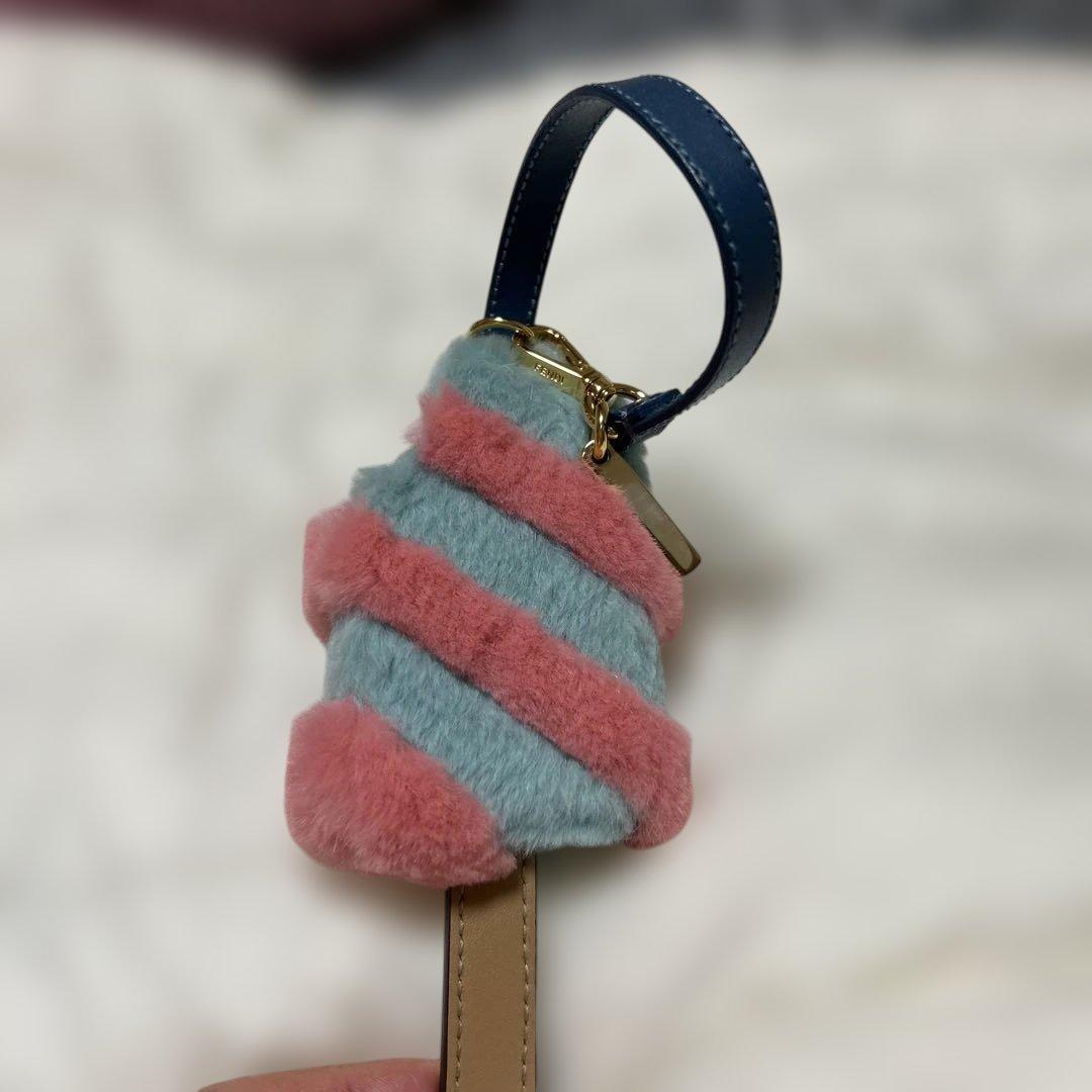 FENDIバックチャーム FENDIのバッグはホリデーにピッタリ🎄❤️ 沢山チャームをつけてキラッ